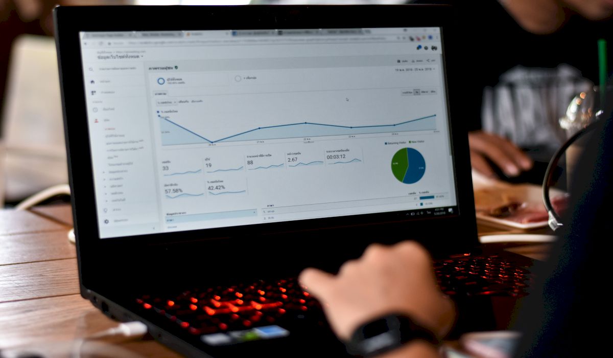 Ecran de laptop cu rapoarte și grafice în Google Analytics